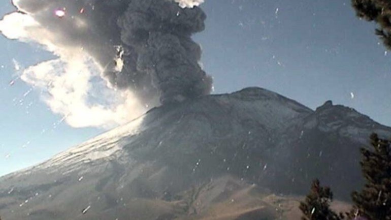 Mexico volcano spews ash and gas 5 km above crater after erupting in April 2016