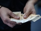 Statistics show Moldovans spend more than they earn 