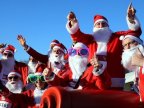 Thousands dressed as Santa dash through park to raise money for hospital (VIDEO)