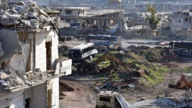 Hundreds leave Aleppo as evacuations resume
