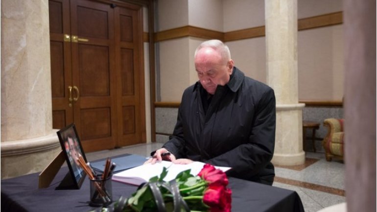 Moldovan president signs in book of condolence opened at Russian embassy