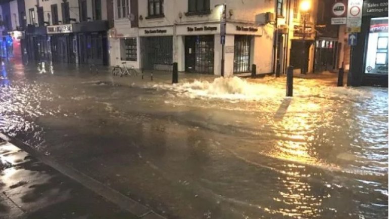 Dozens evacuated after burst water main leaves Islington flooded (VIDEO)