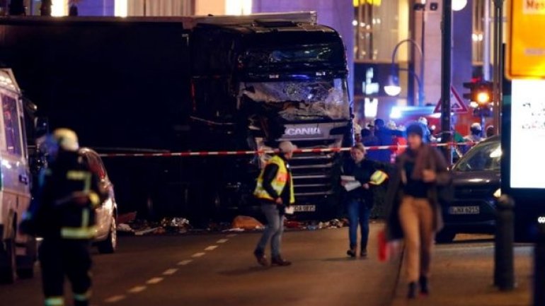 Truck plows into crowd at Berlin Christmas marker, 12 dead (PHOTO/VIDEO)