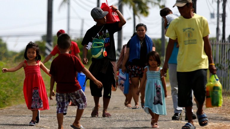 Thousands flee as Christmas Day typhoon barrels down Philippines