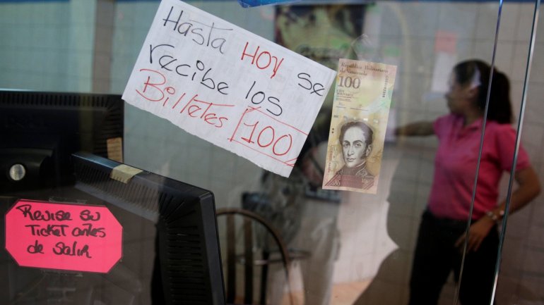 Venezuelans line at banks to give 100-bolivar bills after presidential ban