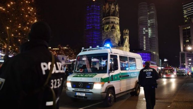 Truck plows into crowd at Berlin Christmas marker, 12 dead (PHOTO/VIDEO)