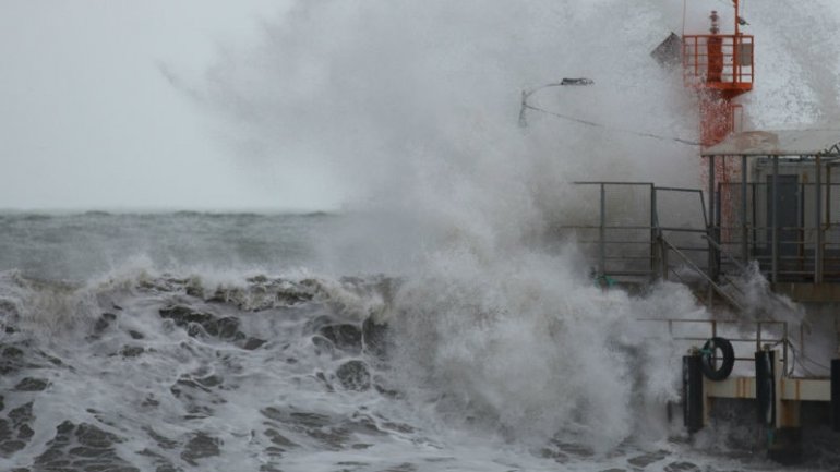 Sochi struck by powerful storm with huge waves (VIDEO)