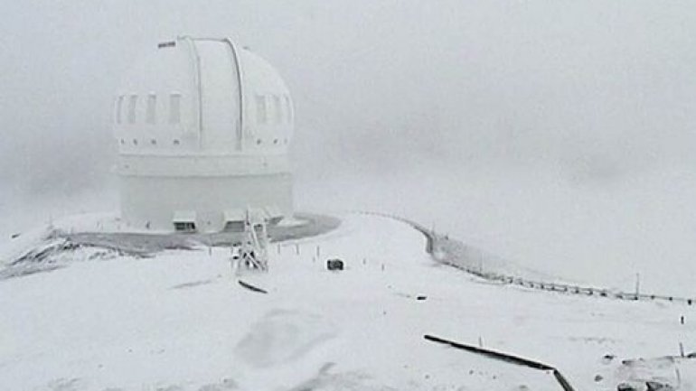 Hawaii's highest peaks get 2 feet of snow and more is on way (VIDEO)