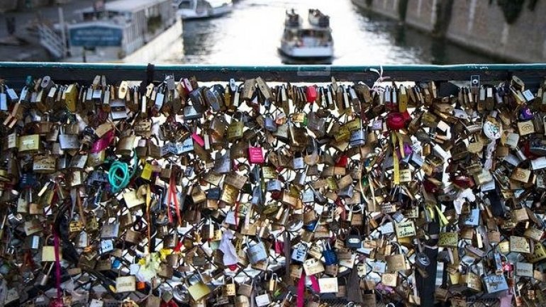 Paris to sell off love locks and give proceedings to refugees