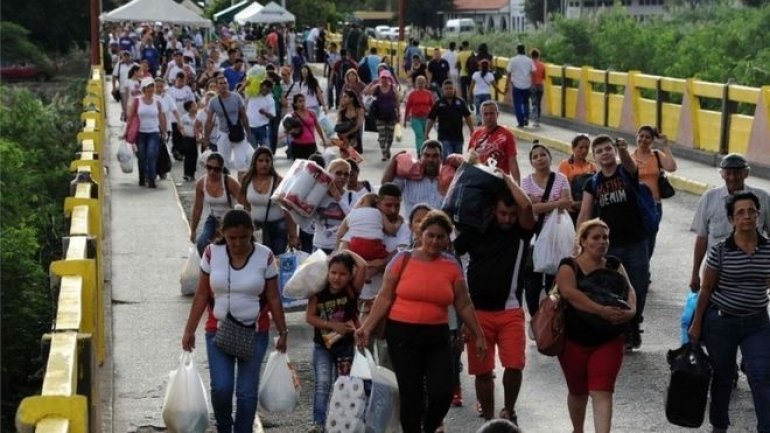 Venezuela closes border with Colombia "to destroy mafia"