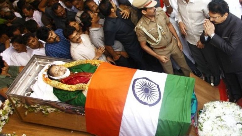 Thousands mourn India's colourful politician