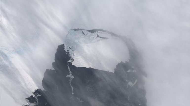 Ice loss spreads up Antarctic glaciers