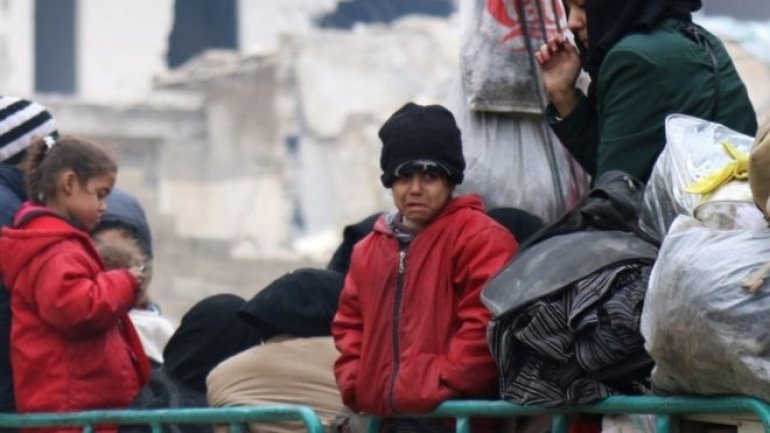 Thousands wait to be evacuated from Aleppo as new deal reached