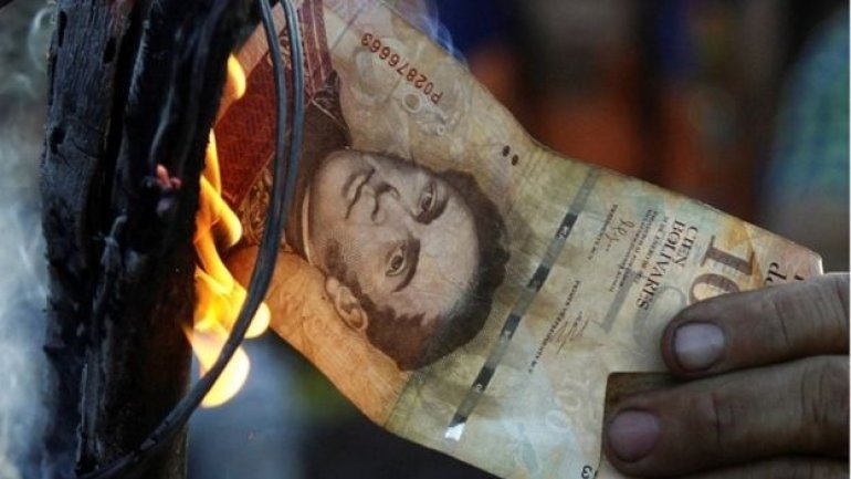 Venezuela delays 100-bolivar banknote withdrawal