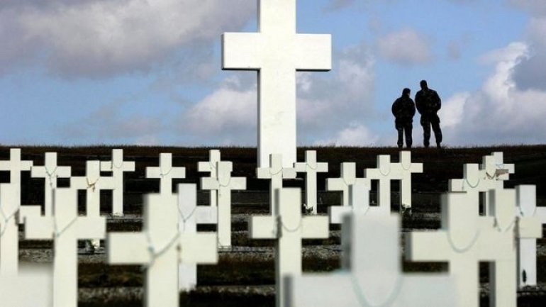 Falklands War: UK and Argentina sign deal to identify dead