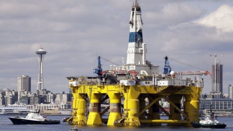 Obama bans oil drilling "permanently" in millions of acres of ocean