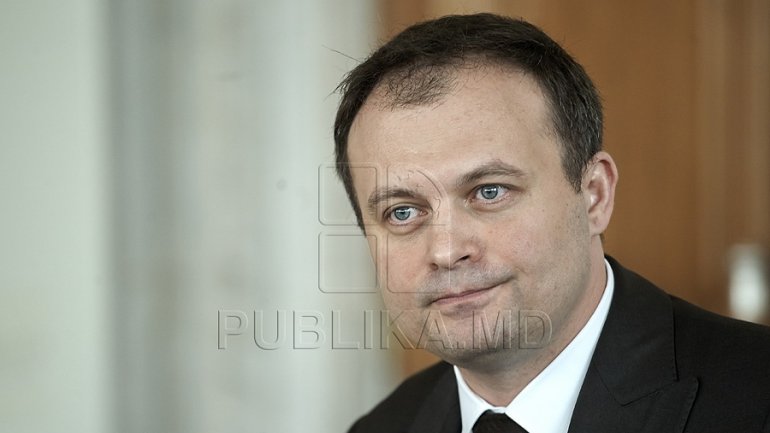 Parliament Speaker Andrian Candu laid flowers at Russian Embassy in Chisinau