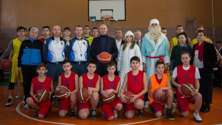 Premier Pavel Filip meets talented kids from the country's north (PHOTO)