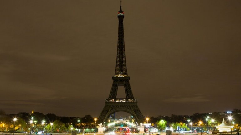 Eiffel Tower to go dark in solidarity with Aleppo