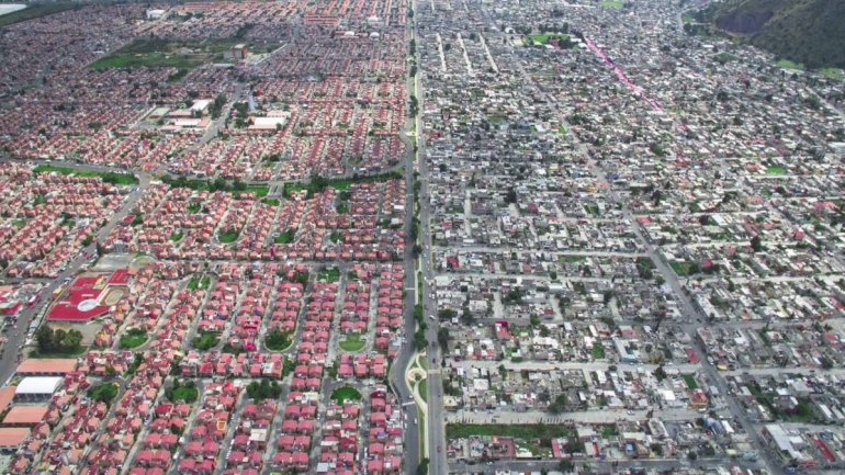 Drone captures shocking photos of inequality in Mexico's biggest city (PHOTO)