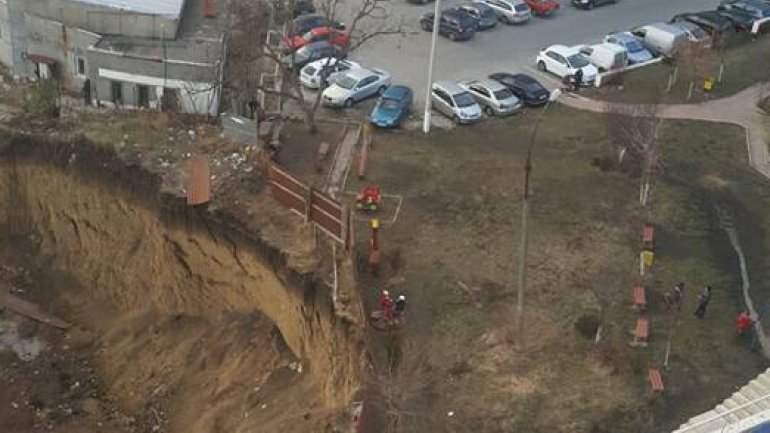 OUTRAGEOUS. Playground in Straseni village placed near construction hole (PHOTO)