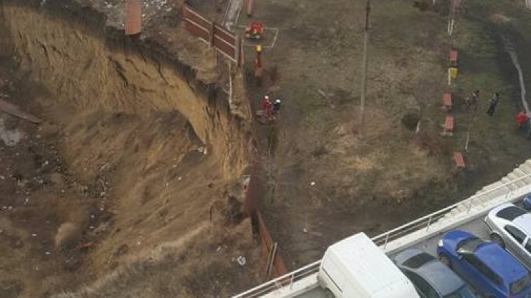 OUTRAGEOUS. Playground in Straseni village placed near construction hole (PHOTO)