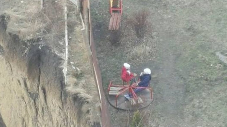 OUTRAGEOUS. Playground in Straseni village placed near construction hole (PHOTO)