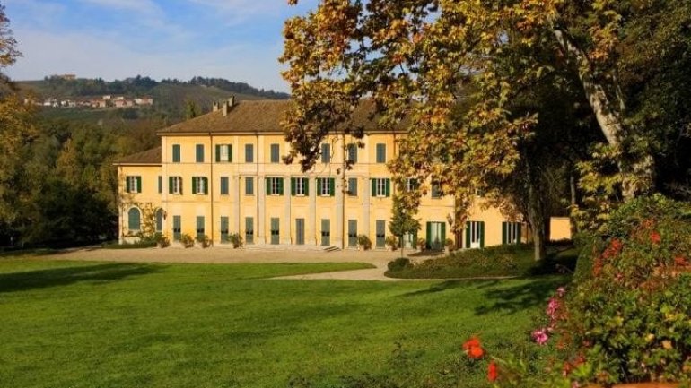 Vandals destroy 400,000 bottles of Italian sparkling wine in historic estate "sabotage"