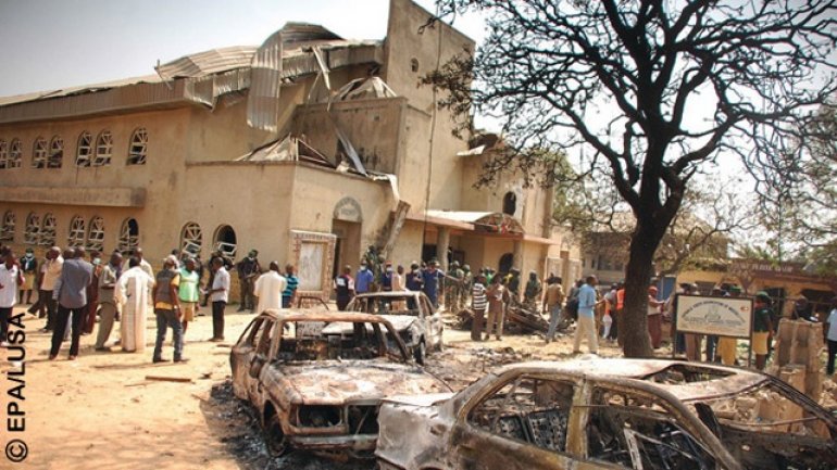 Church falls over parishioners, kills scores