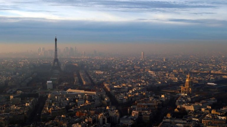 Paris struggles with worst pollution, restricts traffic for third consecutive day