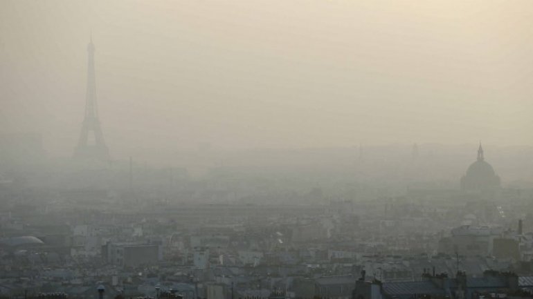 Paris makes all public transport free in battle against "worst air pollution for 10 years"