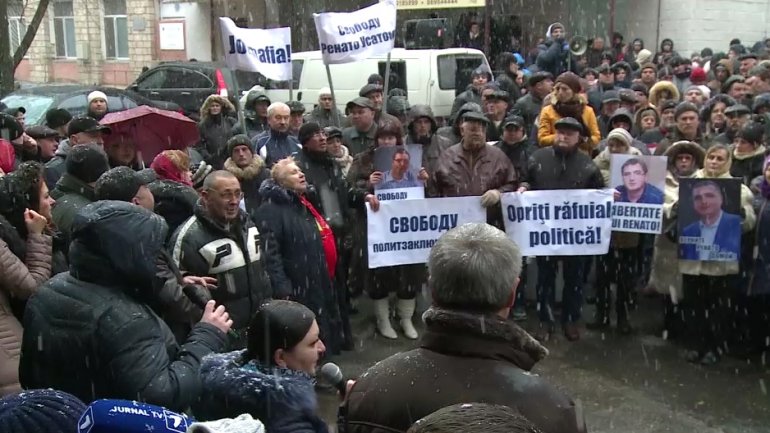 Aggressive protest in support of Renato Usatii. Publika TV journalists attacked (PHOTO)