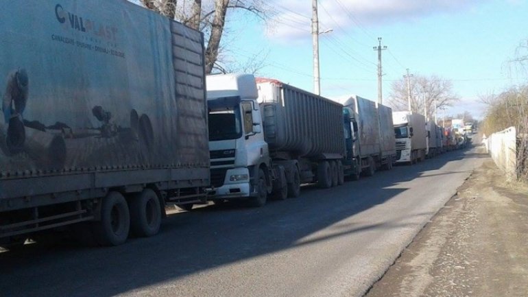 Travelers greet detention of customs officers, despite enormous queues at border-crossing point (PHOTO)