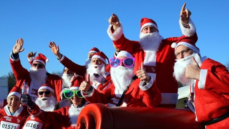 Thousands dressed as Santa dash through park to raise money for hospital (VIDEO)