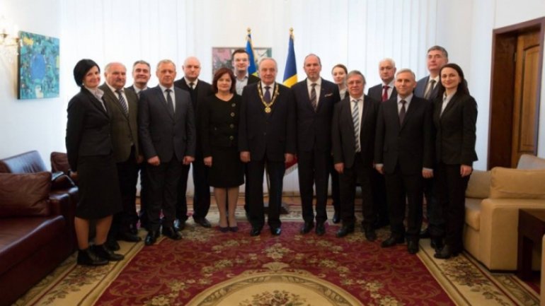 Romania decorates outgoing Moldovan president Nicolae Timofti