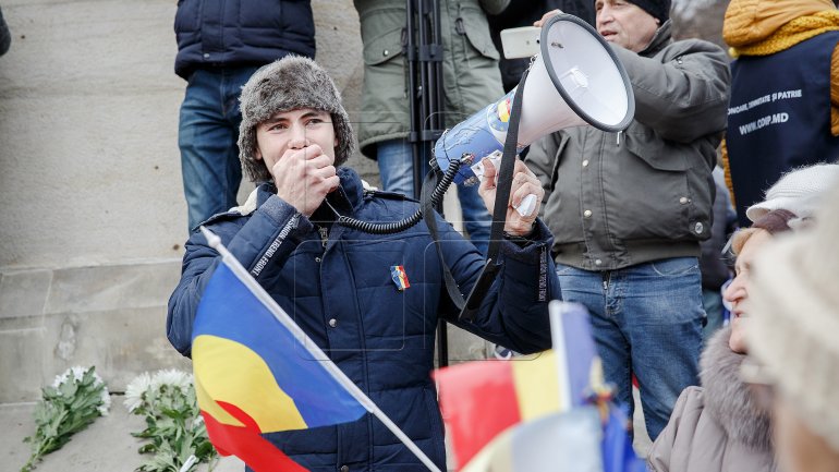 One-kilometer-flag laid in Chisinau for celebration of Romania National Day (PHOTOREPORT)