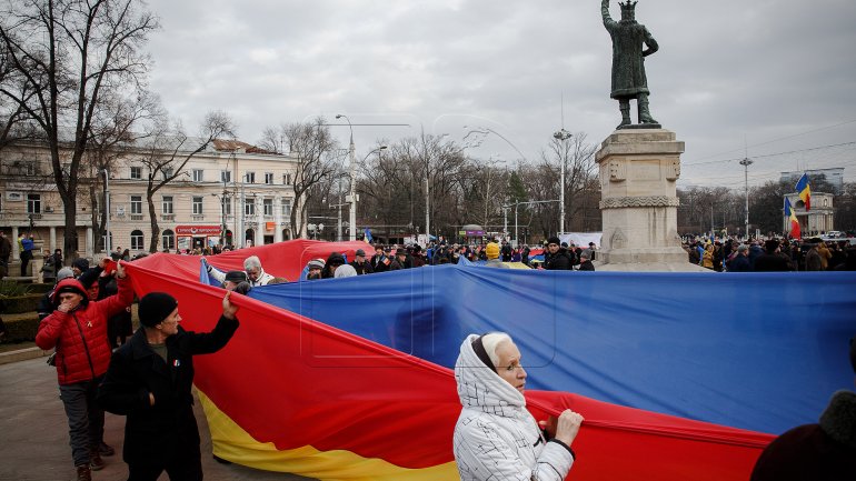 One-kilometer-flag laid in Chisinau for celebration of Romania National Day (PHOTOREPORT)