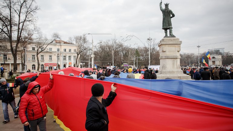 One-kilometer-flag laid in Chisinau for celebration of Romania National Day (PHOTOREPORT)