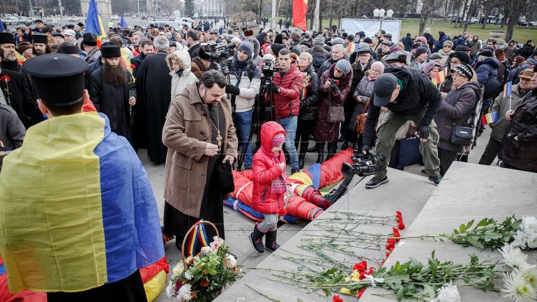 One-kilometer-flag laid in Chisinau for celebration of Romania National Day (PHOTOREPORT)