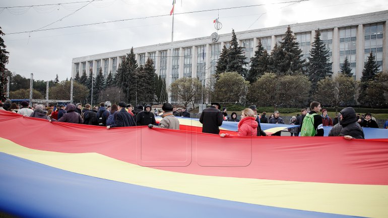 One-kilometer-flag laid in Chisinau for celebration of Romania National Day (PHOTOREPORT)