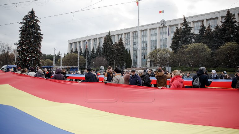 One-kilometer-flag laid in Chisinau for celebration of Romania National Day (PHOTOREPORT)