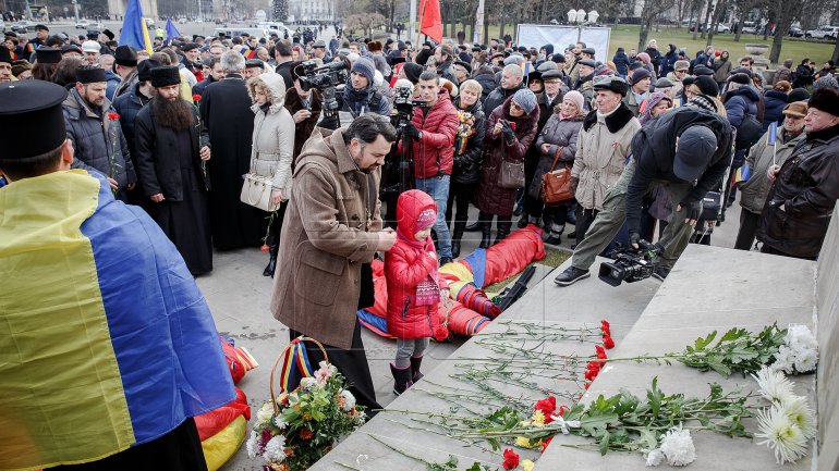 One-kilometer-flag laid in Chisinau for celebration of Romania National Day (PHOTOREPORT)