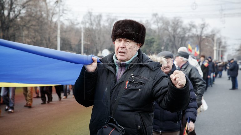 One-kilometer-flag laid in Chisinau for celebration of Romania National Day (PHOTOREPORT)