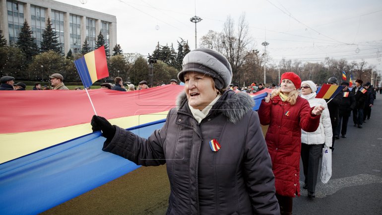 One-kilometer-flag laid in Chisinau for celebration of Romania National Day (PHOTOREPORT)