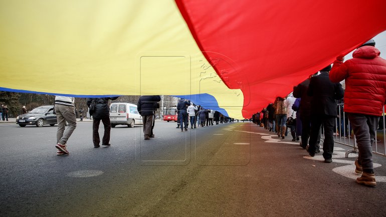 One-kilometer-flag laid in Chisinau for celebration of Romania National Day (PHOTOREPORT)