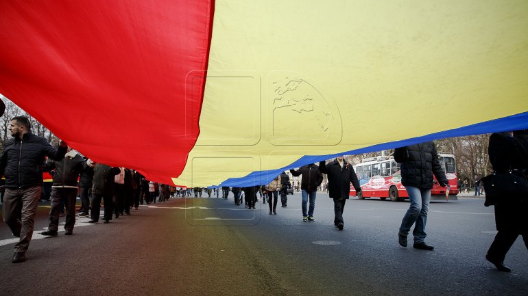 One-kilometer-flag laid in Chisinau for celebration of Romania National Day (PHOTOREPORT)