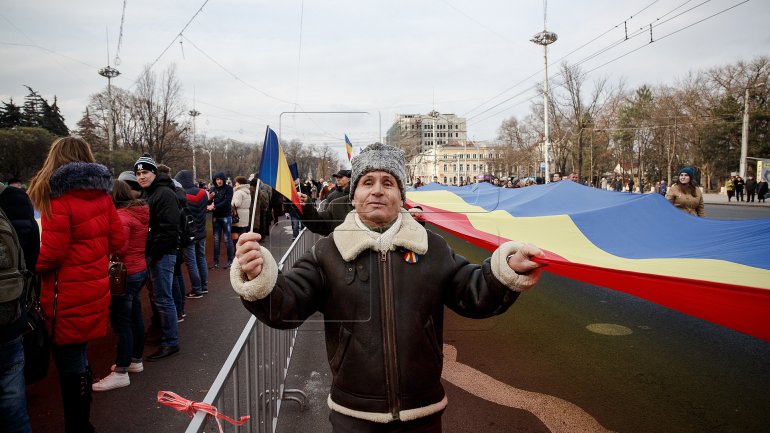 One-kilometer-flag laid in Chisinau for celebration of Romania National Day (PHOTOREPORT)