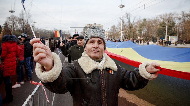 One-kilometer-flag laid in Chisinau for celebration of Romania National Day (PHOTOREPORT)