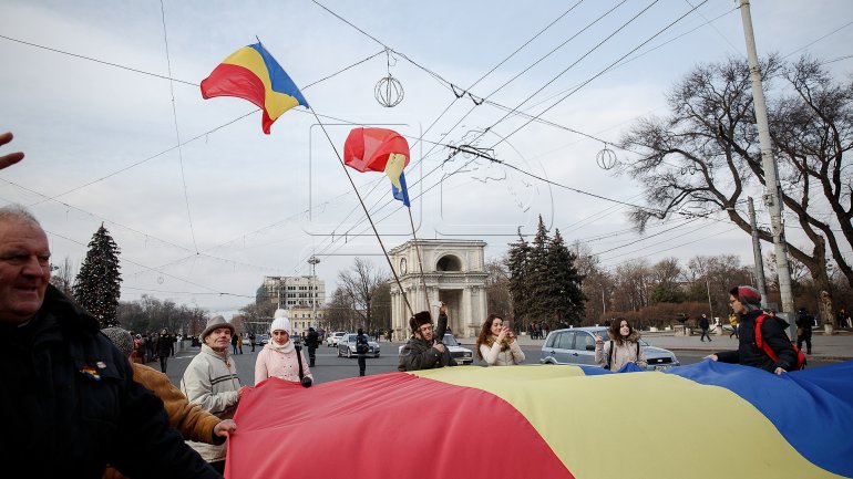 One-kilometer-flag laid in Chisinau for celebration of Romania National Day (PHOTOREPORT)