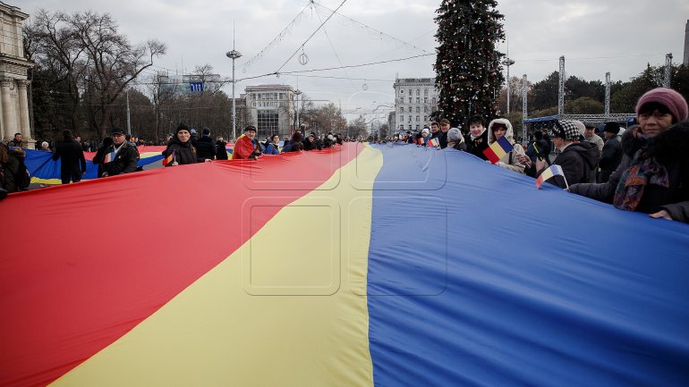 One-kilometer-flag laid in Chisinau for celebration of Romania National Day (PHOTOREPORT)